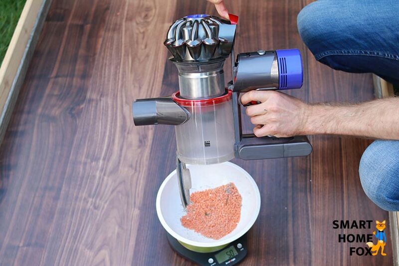 Опорожнение мусорного контейнера Dyson V8 Absolute